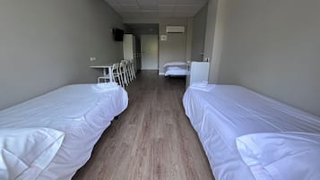 Chambre Double, 3 lits une place, balcon | Chambres insonorisées, Wi-Fi gratuit