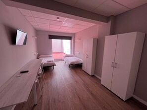 ห้องเบสิกดับเบิล, เตียงเดี่ยว 3 เตียง, ระเบียง | ห้องเก็บเสียง, Wi-Fi ฟรี