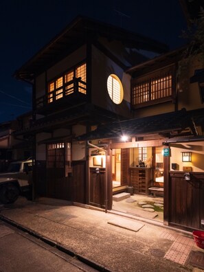 المنشأة من الخارج