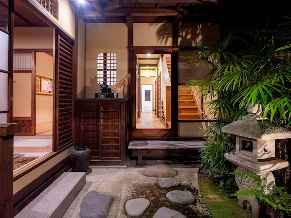 Exclusive Villa | Courtyard