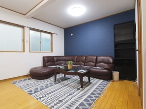 Una Smart TV, una chimenea, videojuegos