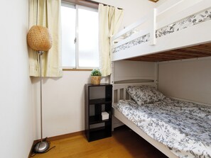 2 habitaciones, tabla de planchar con plancha, wifi y ropa de cama 