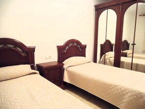 2 dormitoris, planxa i posts de planxar i roba de llit 