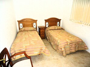 2 sovrum, strykjärn/strykbräda och sängkläder