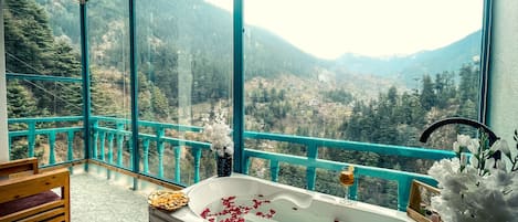 Superior Double Room | Bathroom | Towels, toilet paper