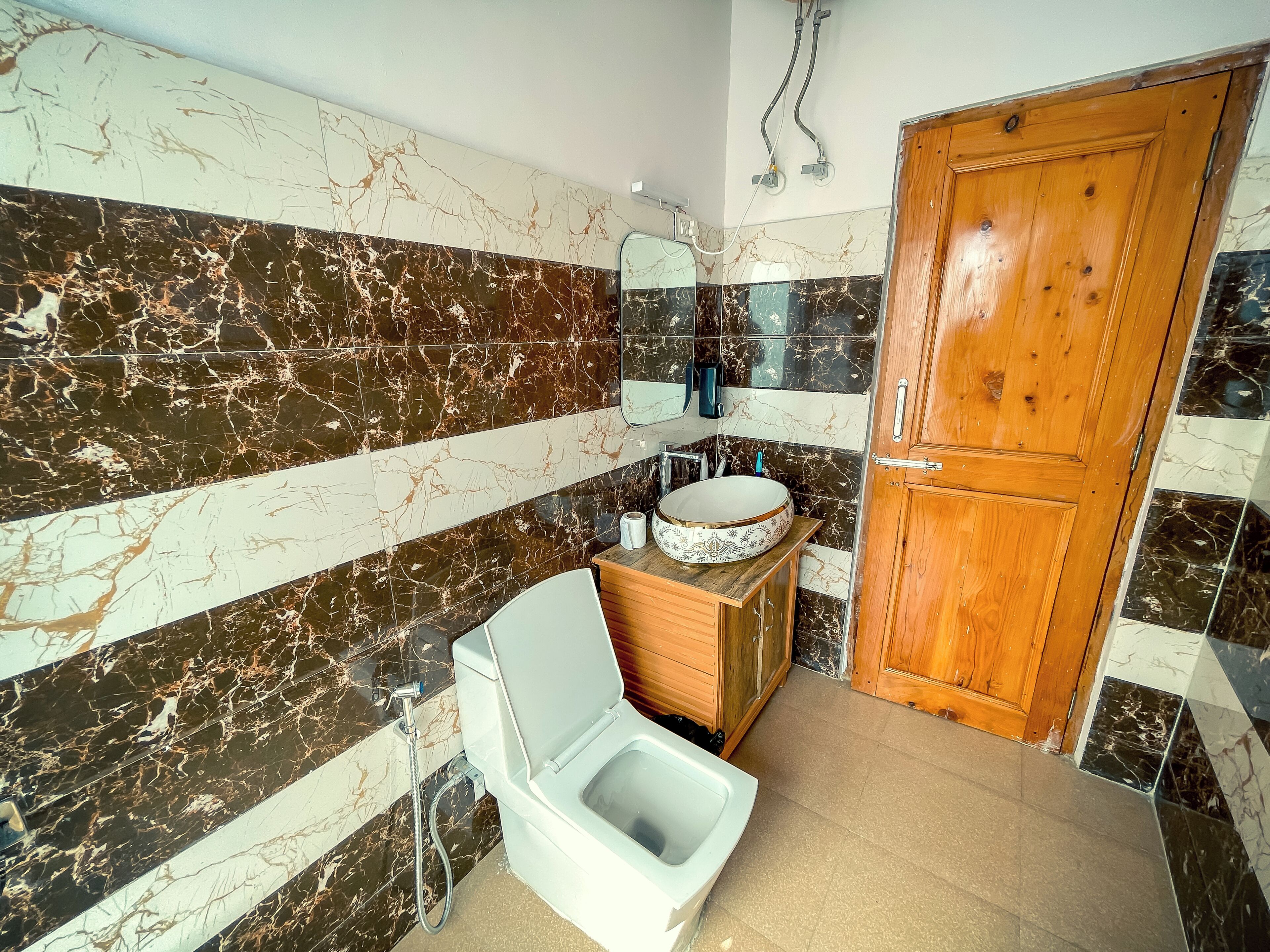 Un baño con inodoro, lavabo y ducha.