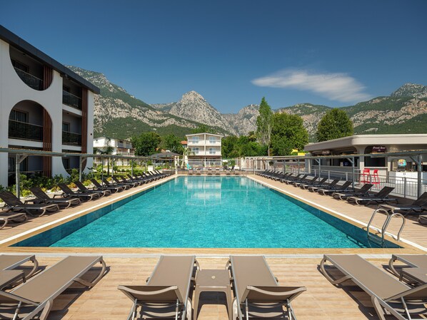Una piscina al aire libre de temporada