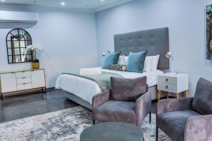 Executive-huone | Tallelokero huoneessa, yksilöllisesti kalustettu