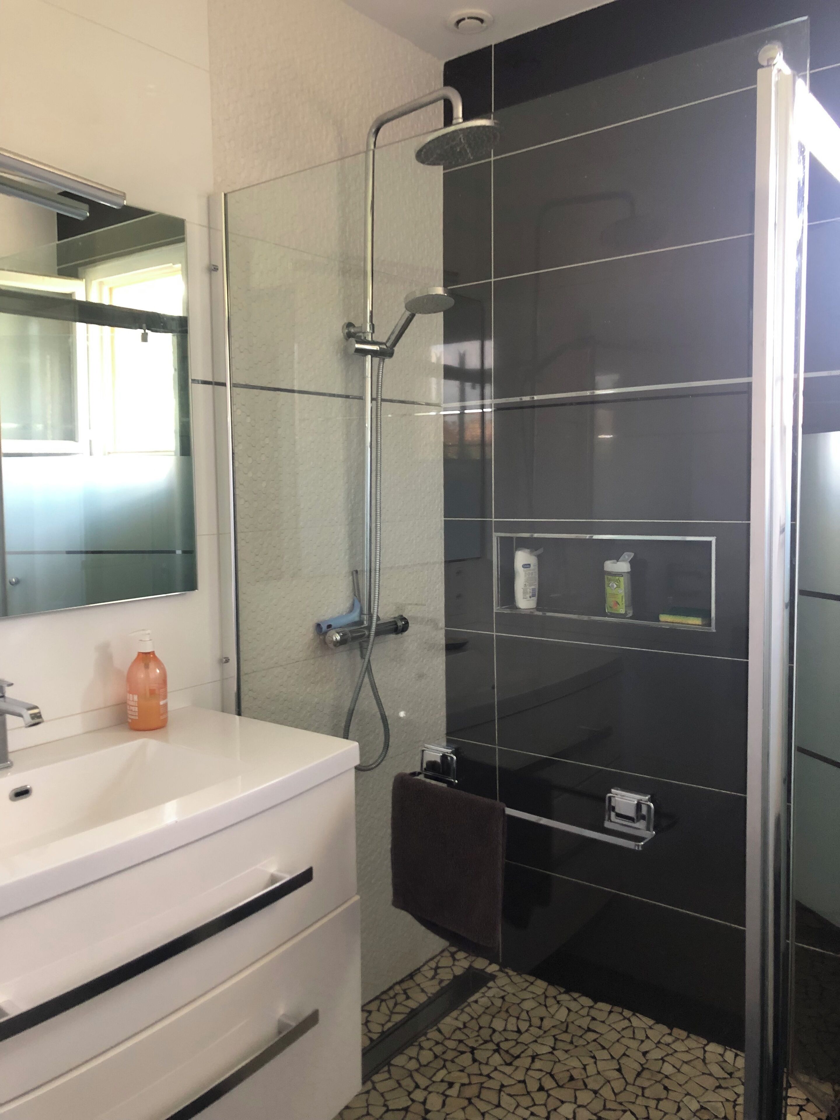 Een douche, een haardroger, handdoeken