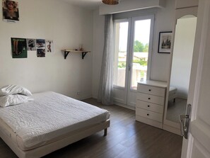 5 habitaciones, tabla de planchar con plancha, wifi y ropa de cama