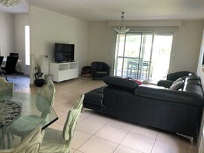 Living area - 5 Bedroom Villa in Ambarès-et-Lagrave (Ambarès-et-Lagrave)