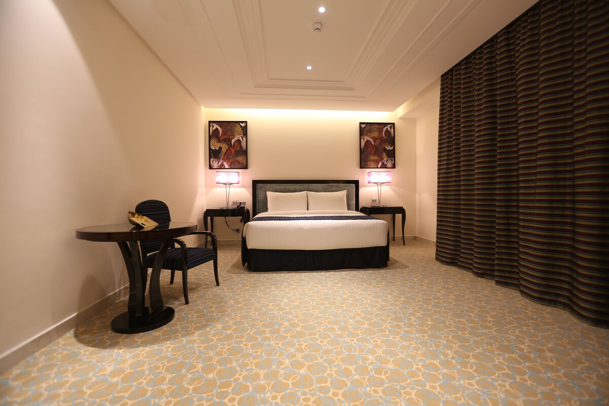 Minibar, in-room safe, laptop workspace, blackout curtains