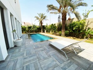 Una piscina al aire libre (de 08:00 a 17:00), sombrillas