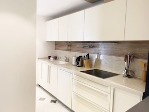 Réfrigérateur, four à micro-ondes, un four, surface de cuisson