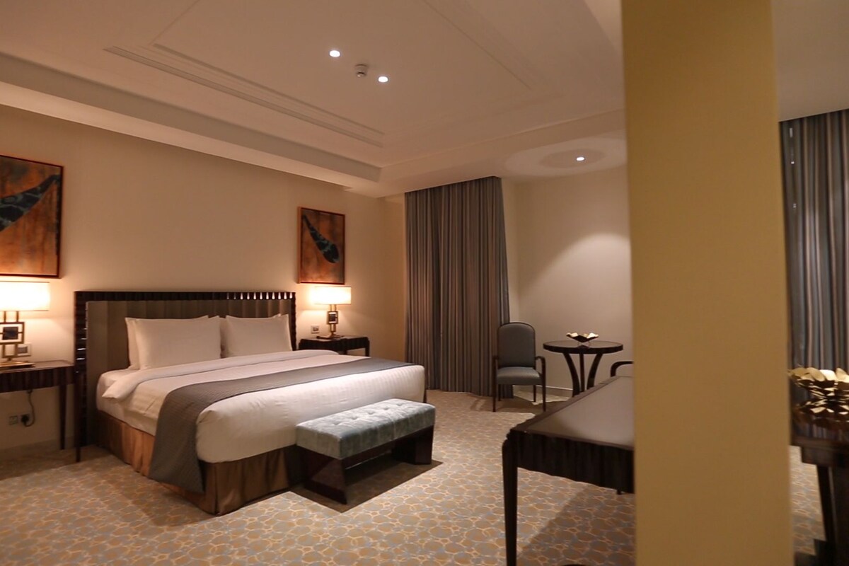 Minibar, in-room safe, laptop workspace, blackout curtains