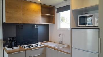 Een koelkast, een microgolfoven, een kookplaat