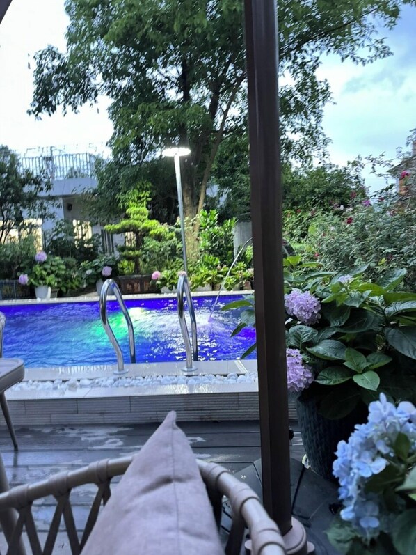 2 outdoor pools