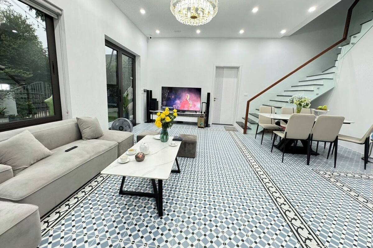 Ein modernes Wohnzimmer mit Sofa, Couchtisch und Essbereich.