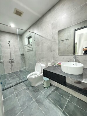 Shower, rainfall showerhead, hair dryer, slippers - AnHa Villa Luong Son (Luong Son)