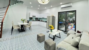 Een modern interieur met een eethoek, keuken en woonruimte.