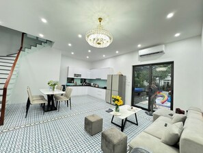 Smart TV, fireplace