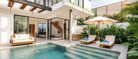 Una piscina al aire libre
