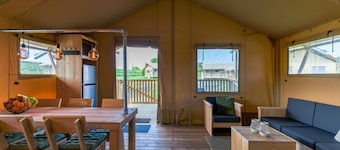 Safari lodge for 6 people with veranda near the IJsselmeer