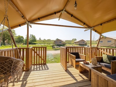 Safari lodge for 6 people with veranda near the IJsselmeer