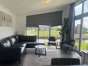 TV - 6-Guest Stylish Chalet in De Rijp (West-Graftdijk)