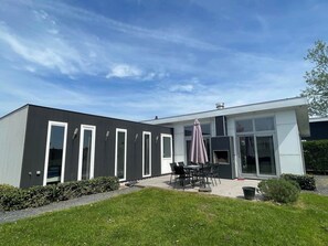 Outdoor dining - 6-Guest Stylish Chalet in De Rijp (West-Graftdijk)