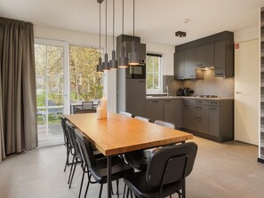 Kjøleskap, mikrobølgeovn, kokeplater og oppvaskmaskin