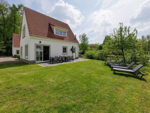 Outdoor dining - Holiday Home with Garden (Bad Bentheim)