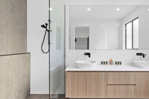 Hair dryer, towels - 1 Bulwer Dr Pelican Waters (Pelican Waters)