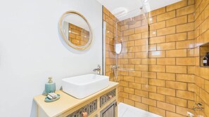 Shower, hair dryer - The Timbers Eco-Luxe Home with Yoga Cabin (Seaview)