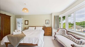 4 bedrooms, iron/ironing board, free WiFi, bed sheets - The Timbers Eco-Luxe Home with Yoga Cabin (Seaview)