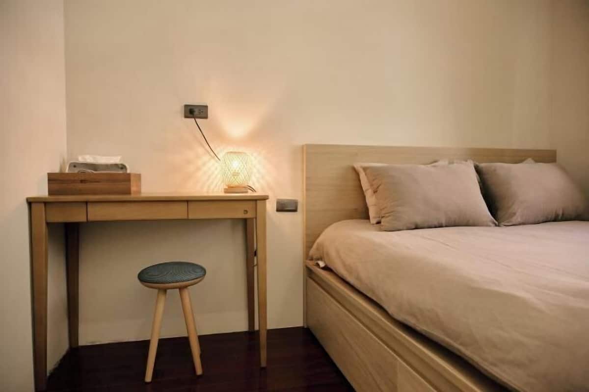 Desk, WiFi (free), bed sheets