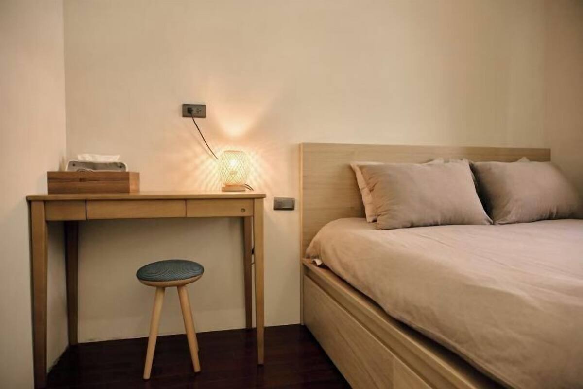 Desk, free WiFi, bed sheets