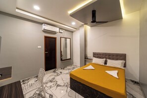 Tweepersoonskamer | Lakens van Egyptisch katoen, luxe beddengoed, een bureau, gratis wifi