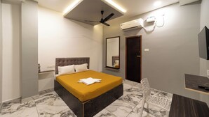 Un dormitorio moderno con cama, escritorio y silla.