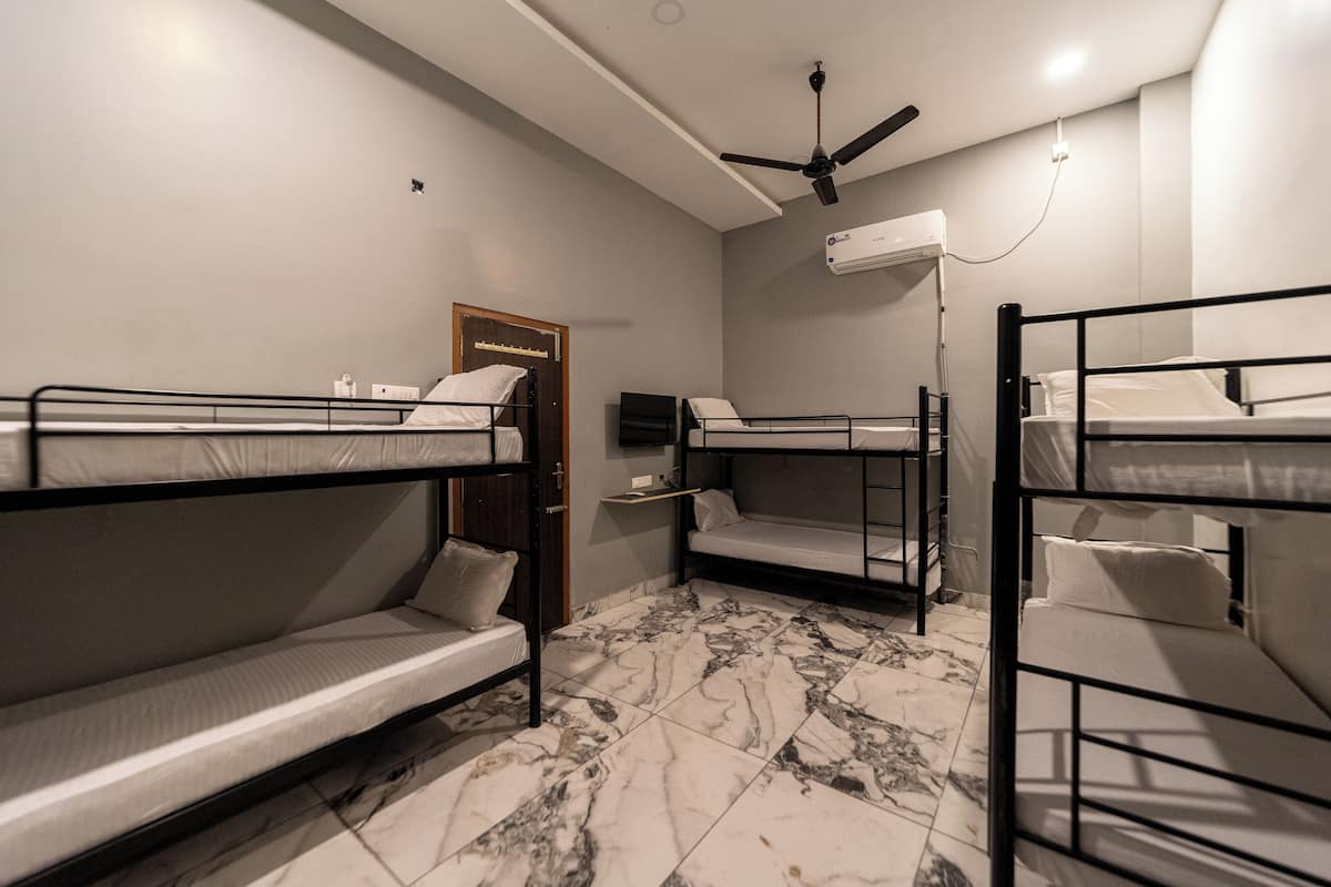 Standaard slaapzaal | Lakens van Egyptisch katoen, luxe beddengoed, een bureau, gratis wifi