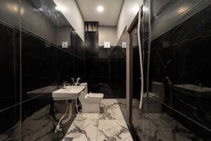 Double Room | Bathroom | Shower, rainfall showerhead, towels - Hotel Bees (Puducherry)