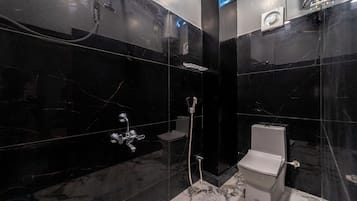 Habitación doble | Baño | Ducha, cabezal de ducha tipo lluvia y toallas