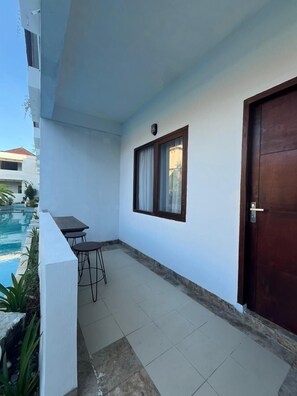 Dobbeltrom – deluxe, bassengutsikt | Terrasse/patio