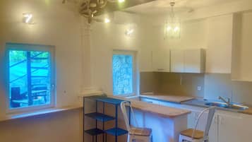 Een koelkast, een microgolfoven, een kookplaat