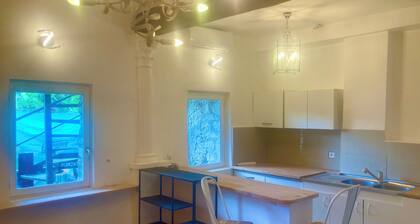 Charmant appartement au calme sur jardin.