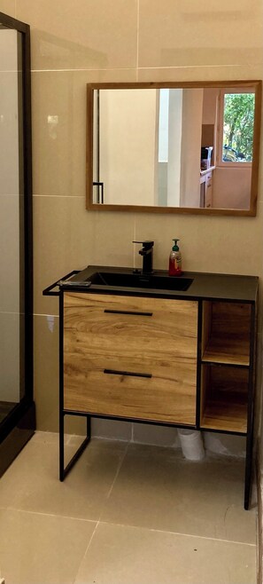 Serviettes fournies, savon, papier toilette