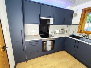 Fridge, microwave, oven, stovetop - Dundee Beach Villa (Lochee)