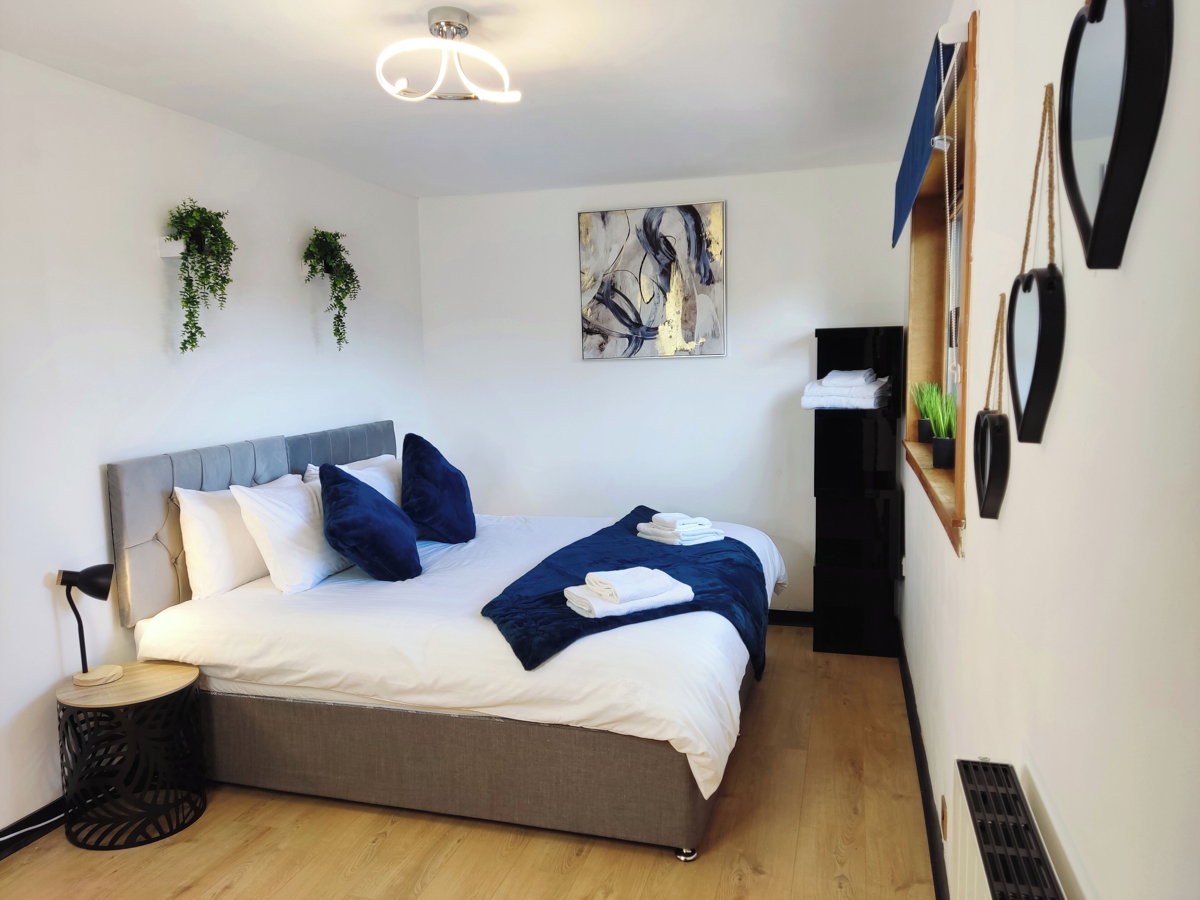 2 多间卧室、旅行婴儿床、WiFi、床单