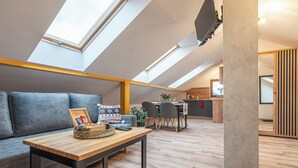 Un loft moderno con tragaluces, zona de comedor y cocina.