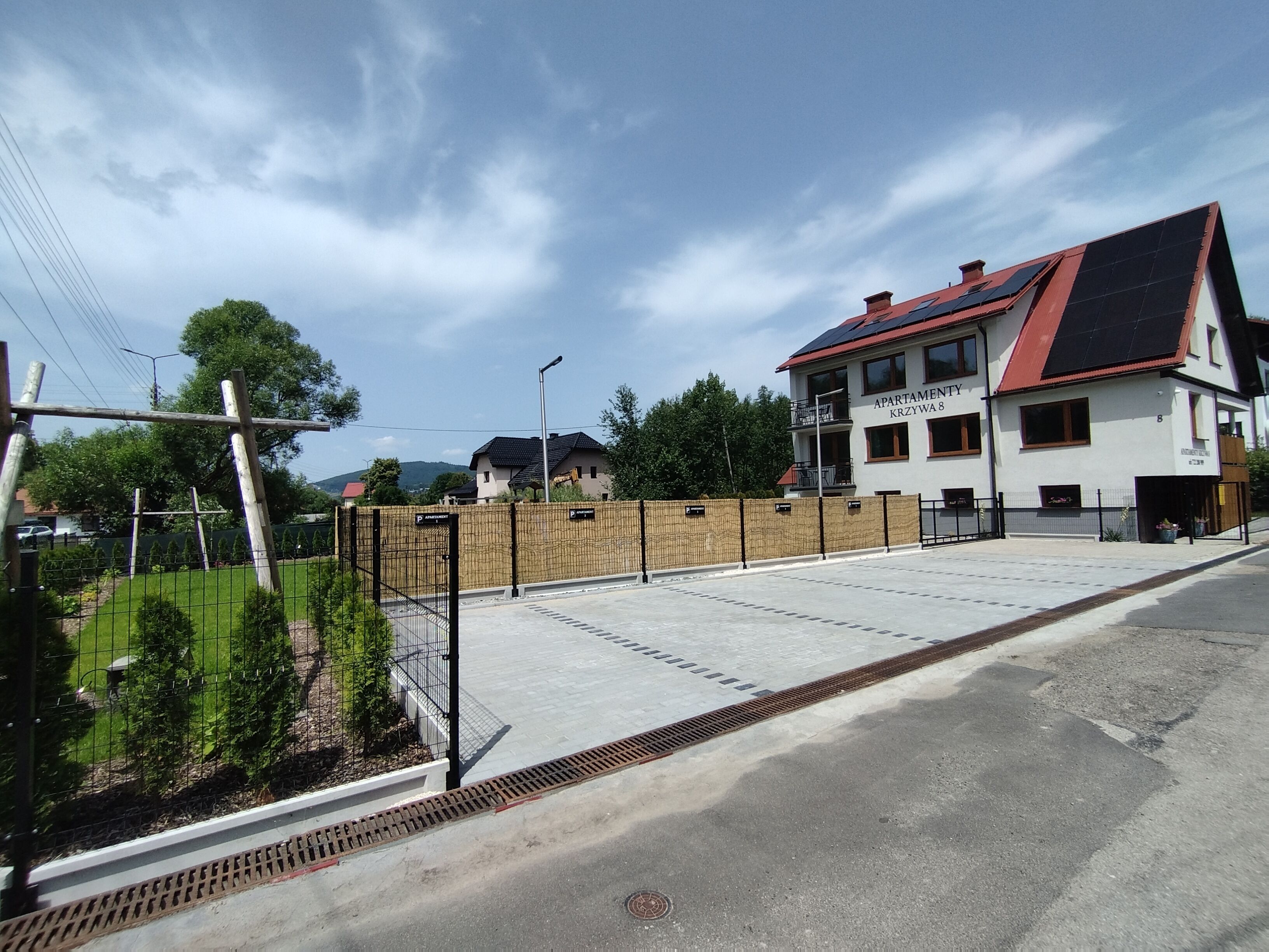 En byggnad med en skylt där det står ”APARTMENTY KRZYWA 8”.